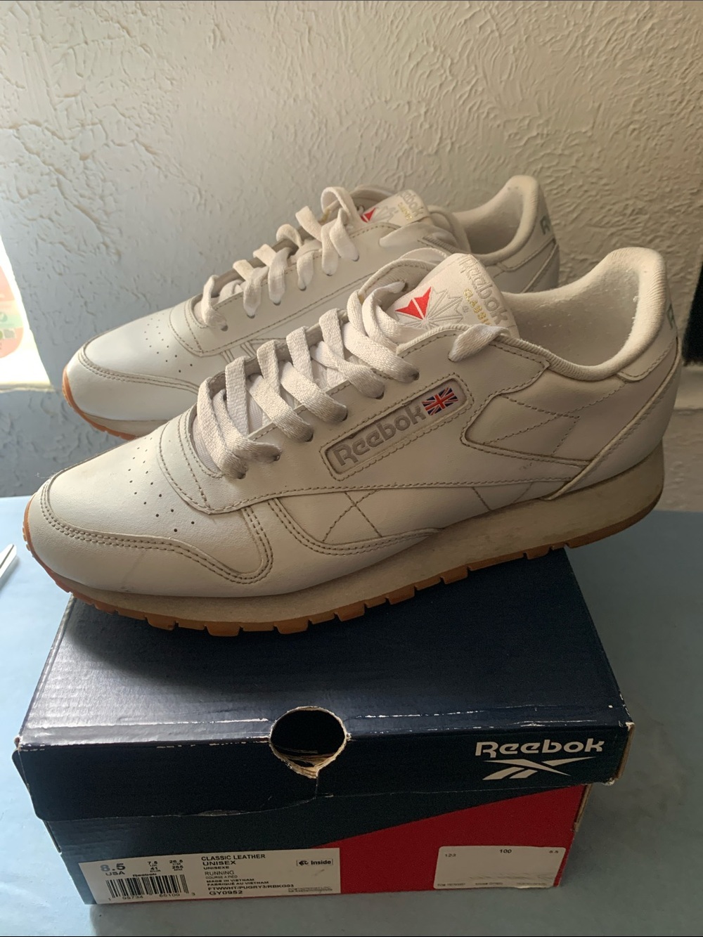 Reebok men’s White Leather Classic Sneakers with Gum Sole